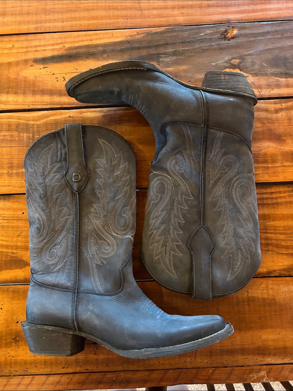 Durango women’s blue cowboy boots size 7. Color vintage denim.